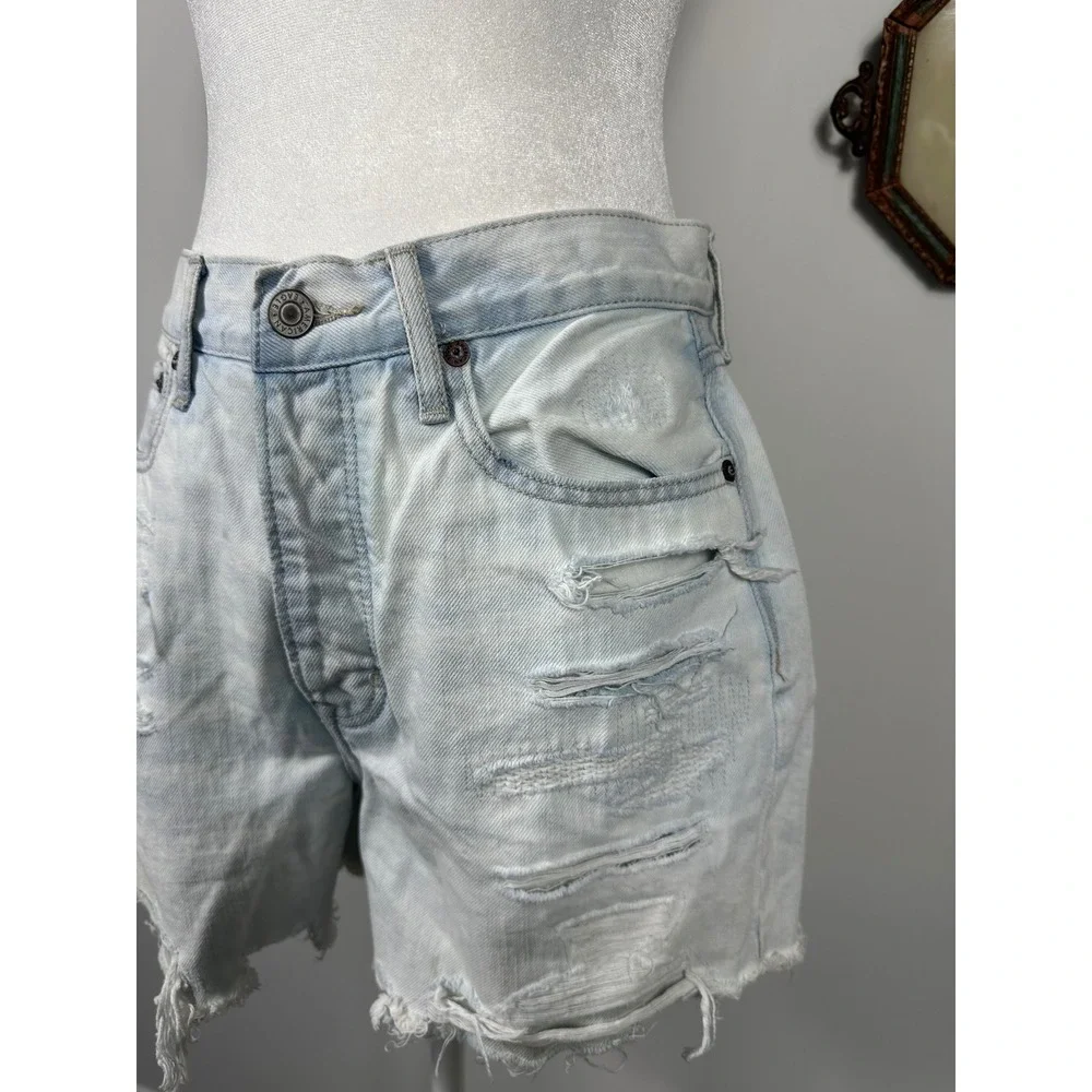 American Eagle Light Wash‎ Distressed 90's Boyfriend Shorts - SIZE US 8 Vacation